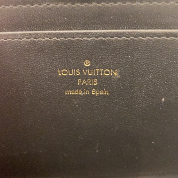 Lightly used Louis Vuitton monogram bi-fold wallet - Picture 7 of 10